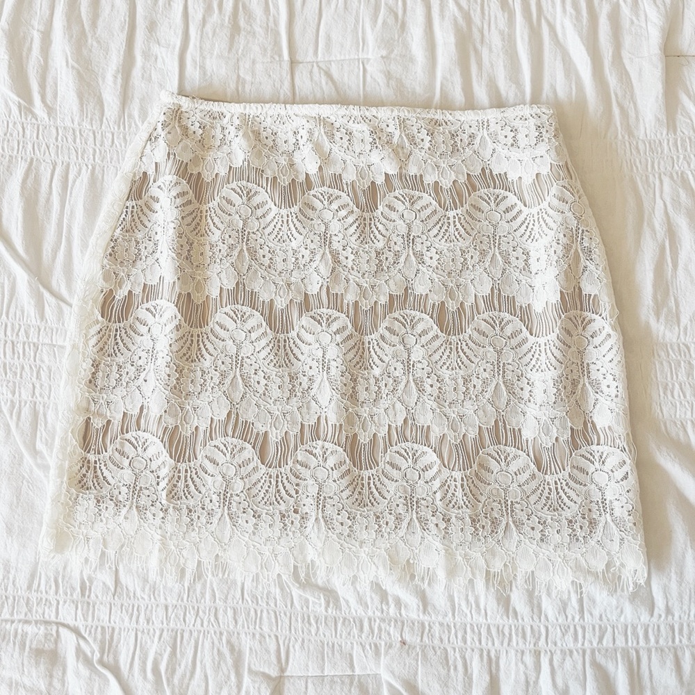 FOREVER 21 White Lace Mini Skirt Size Medium